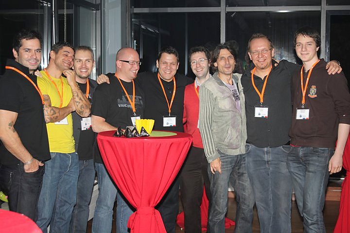 Group photo of the Austrian SEO scene on the evening of the SEOkomm in Salzburg, Ortwin Oberhauser in the middle