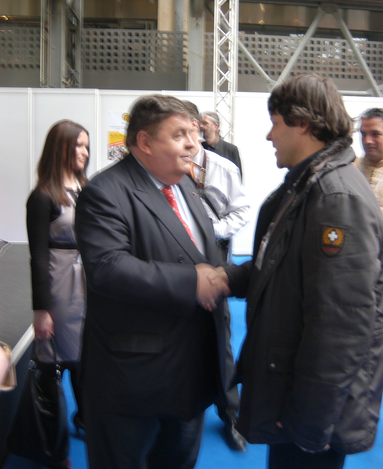 Ortwin Oberhauser shaking hands with Prof. Helmut Thoma at Swiss Online Marketing 2009 in Zurich